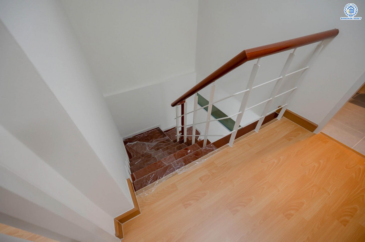 บ้านมือสองตกแต่งใหม่ โครงการ ศุภาลัยวิลล์ วงศ์สว่าง พร้อมอยู่ เนื้อที่ 24.2 ตร.ว. ฟังก์ชัน 3 ห้องนอน 3 ห้องน้ำ จอดรถได้ 2 คัน บนสุดยอดทำเล เชื่อมต่อได้หลายเส้นทาง ทั้งถนนกรุงเทพ-นนทบุรี, ถนนวงศ์สว่าง, ถนนนครอินทร์ และถนนติวานนท์ ใกล้จุดขึ้นทางด่วนงามวงศ์วาน รถไฟฟ้าสายสีม่วง "สถานีแยกติวานนท์" และ "สถานีกระทรวงสาธารณสุข"